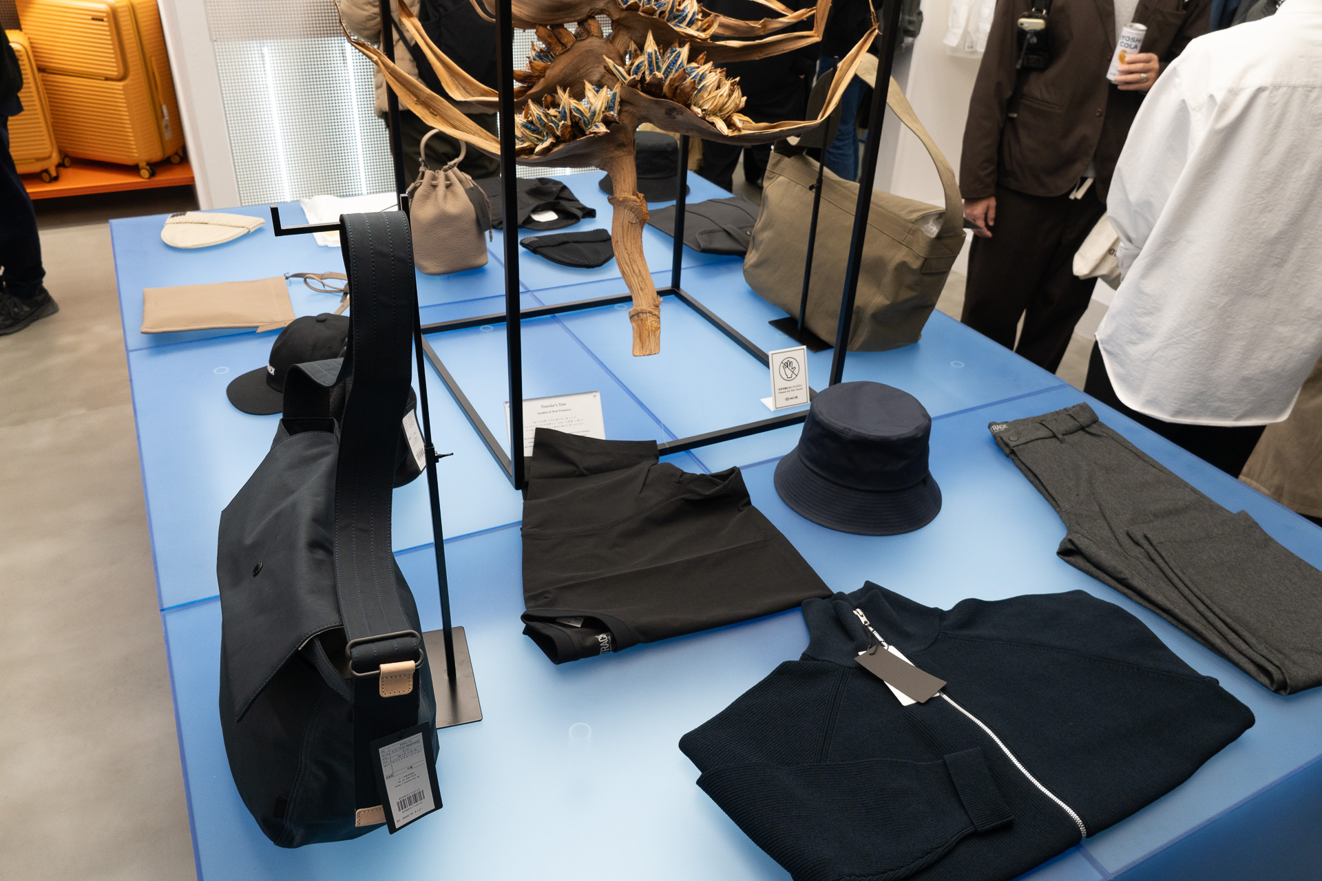 店内入ってすぐに平台があり、シーズンの注目アイテムなどが並ぶ