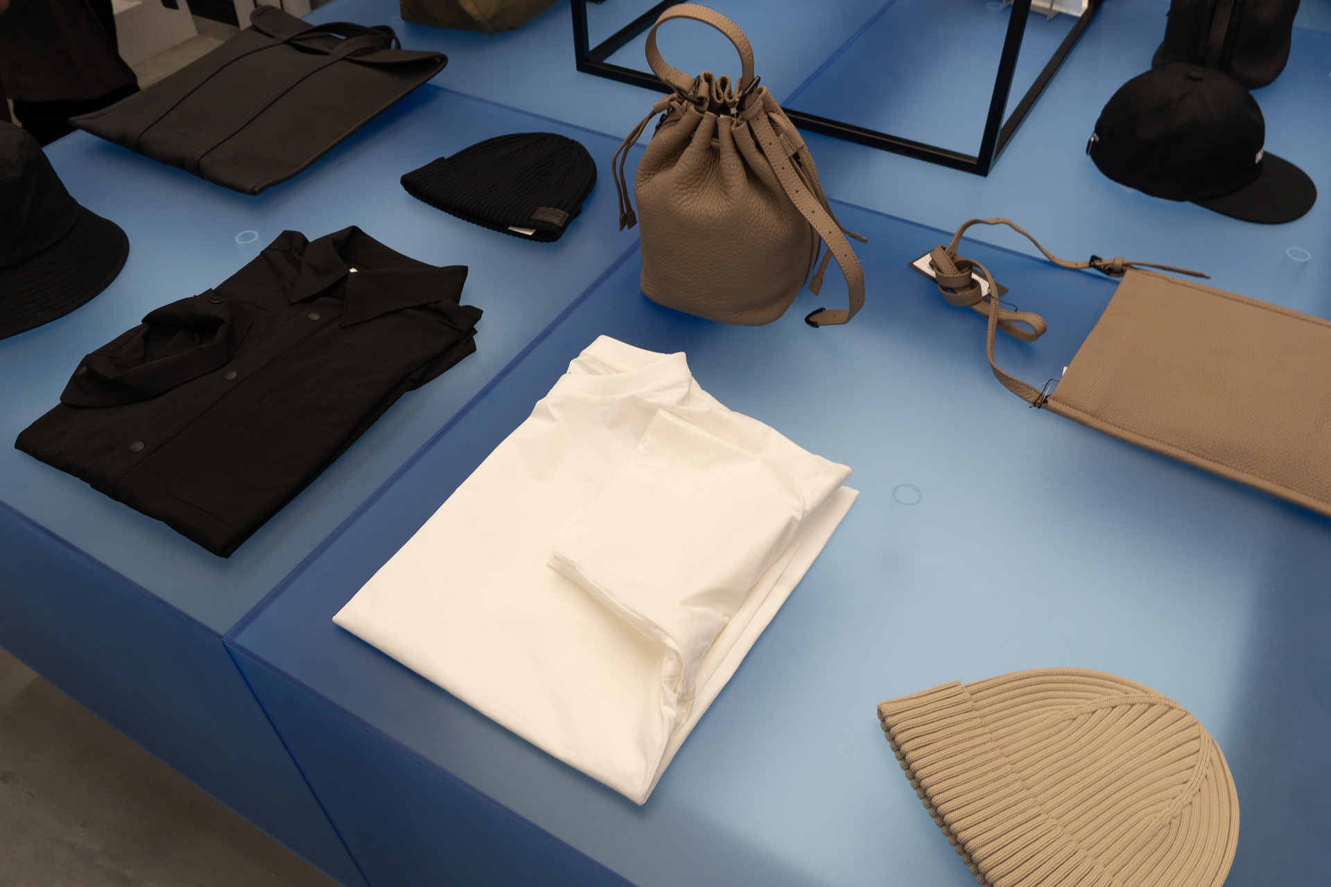 店内入ってすぐに平台があり、シーズンの注目アイテムなどが並ぶ