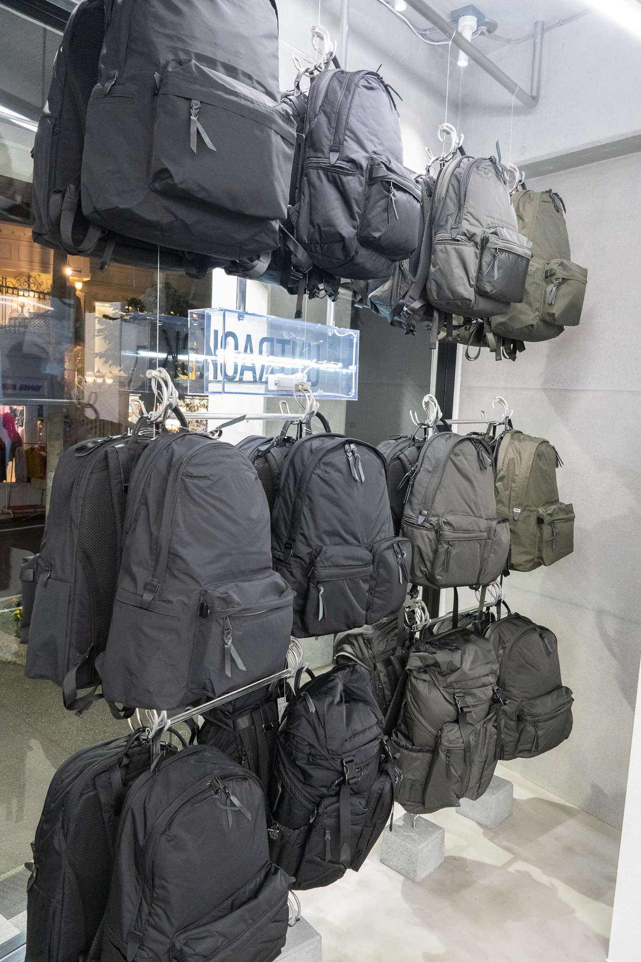 UNTRACKのアイコン的存在のデイパックがずらり。実際に触って背負って使い心地を試すことができる