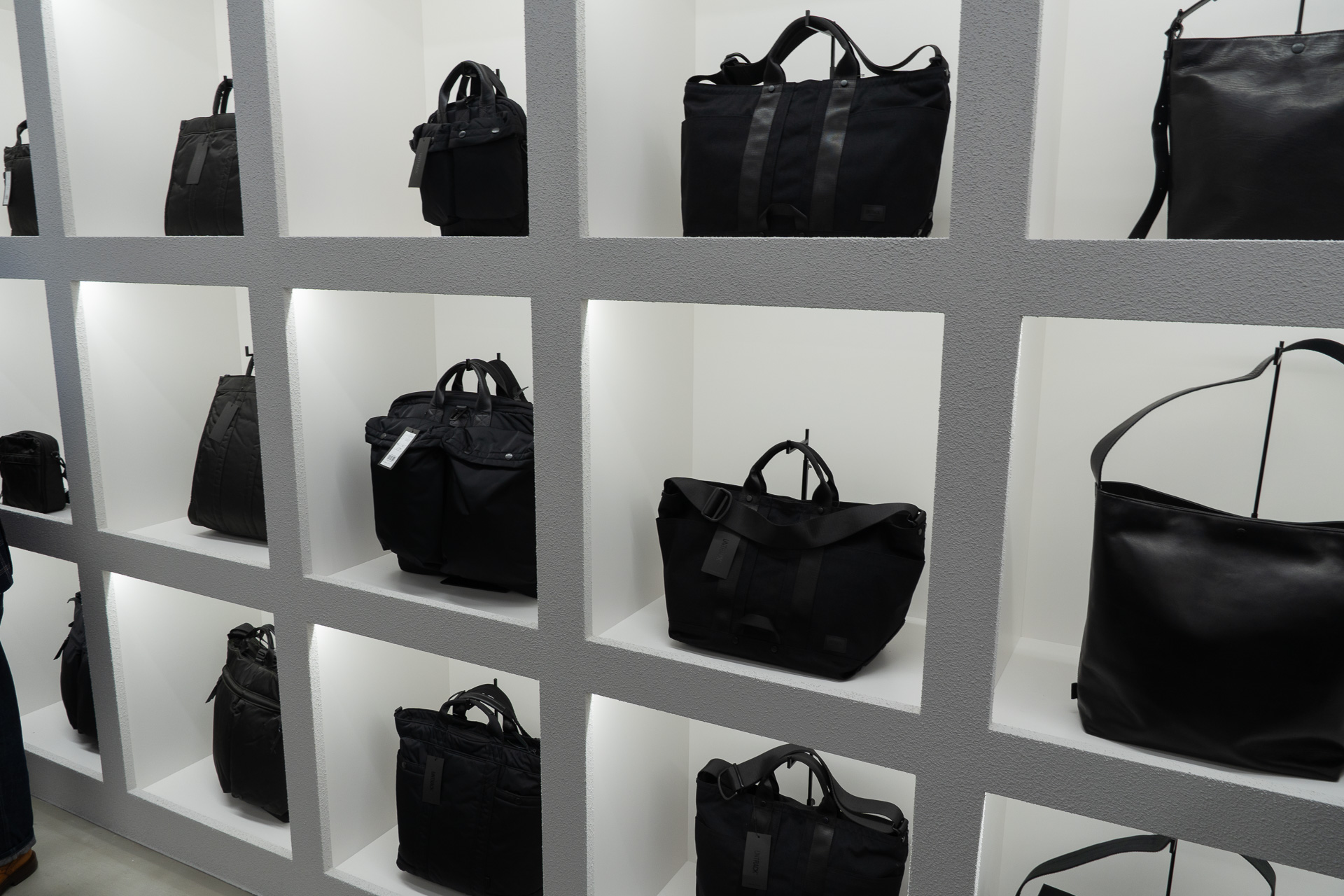 左右の壁にはバッグとアパレルのラインアップが揃う