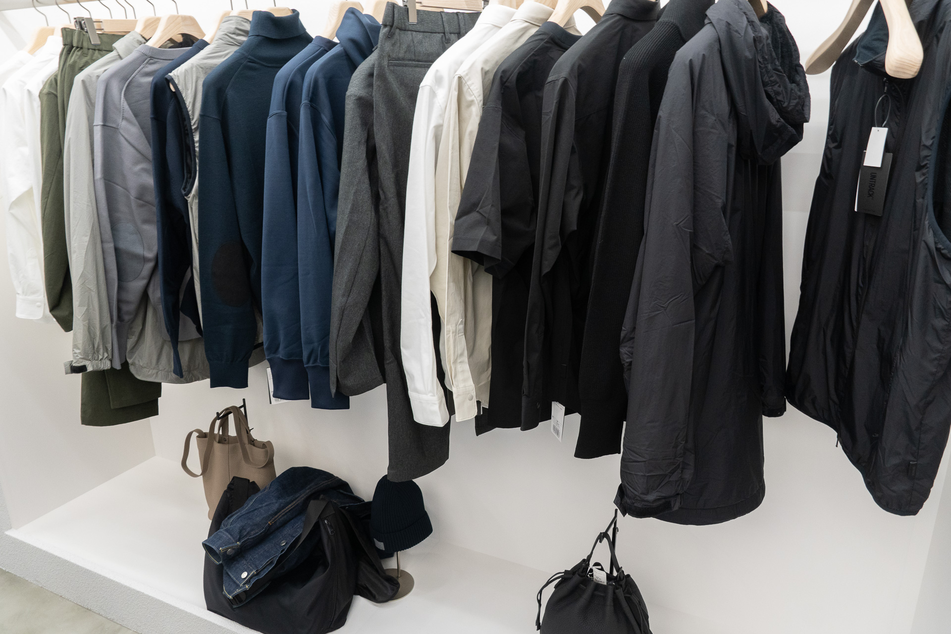左右の壁にはバッグとアパレルのラインアップが揃う