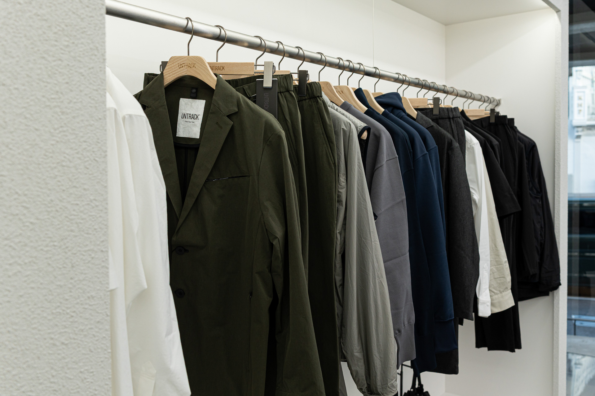 店舗外観、店内の様子（写真提供：エース）