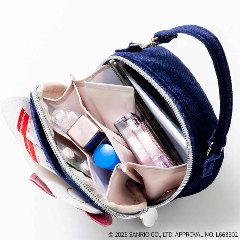 見た目以上の収納力。お出かけの必需アイテムをひとつにまとめられる