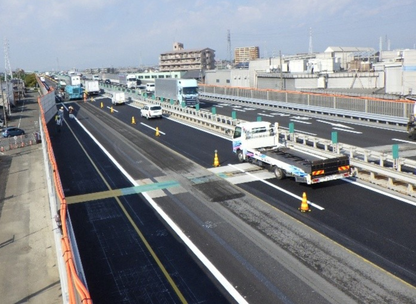 車線幅や路肩幅を狭めることで工事を効率化