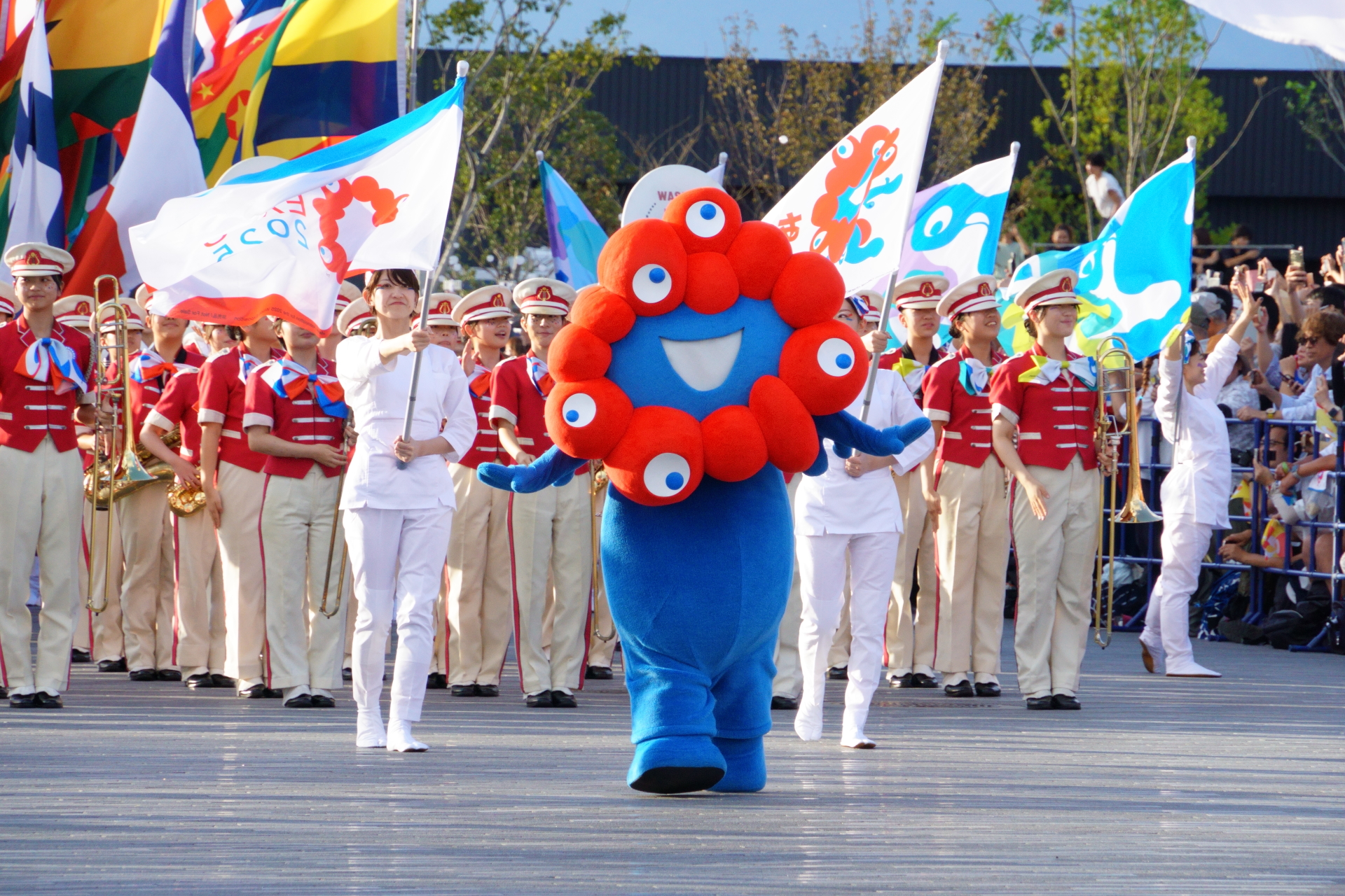 写真はミャクミャクとアバンギャルディが共演した大阪・関西万博 閉幕日 フラッグパレードの様子