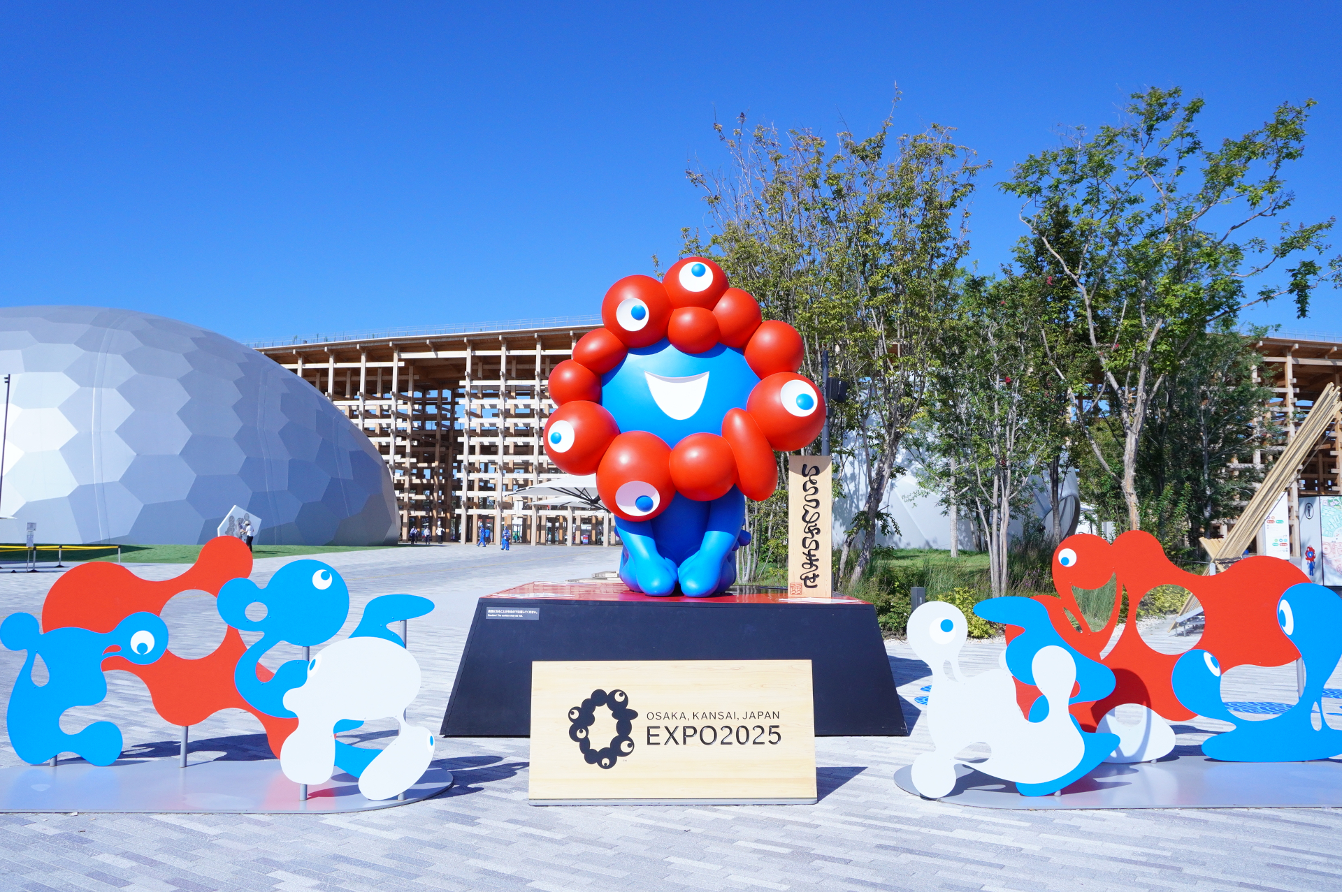 東ゲートに設置されているミャクミャクのモニュメント「いらっしゃい」