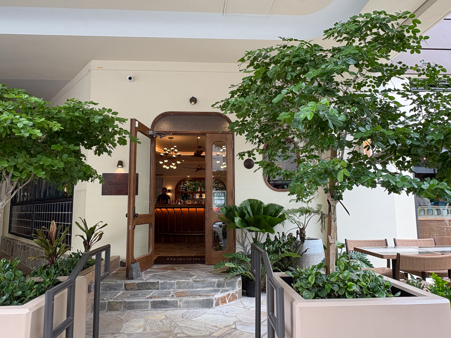 ワイキキショッピングプラザ1階、カラカウア通りから一歩入ったシーサイド通りに入り口がある