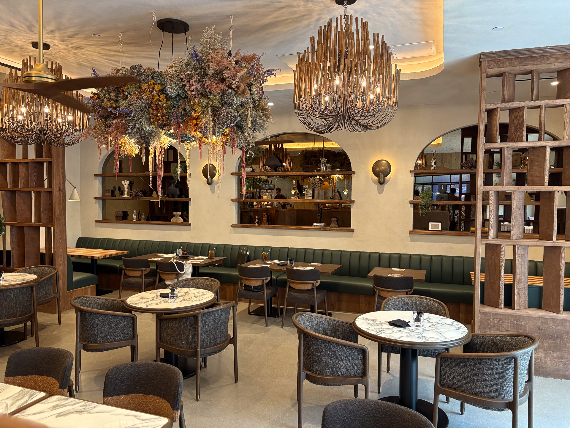 自然素材の温もりを感じさせる店内。これまでにハワイになかった空気感が漂う