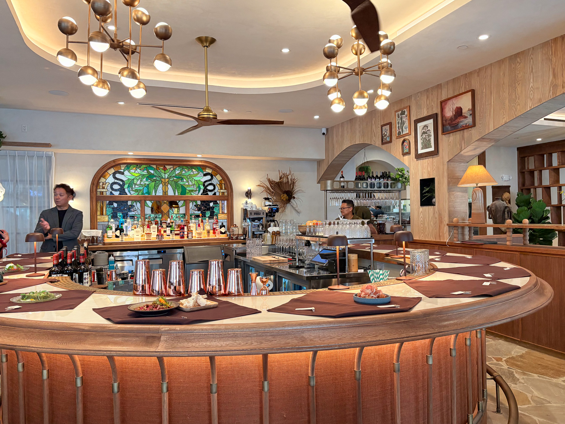 軽くつまみを楽しむバーラウンジのほか、奥のダイニングエリア、テラス席がある