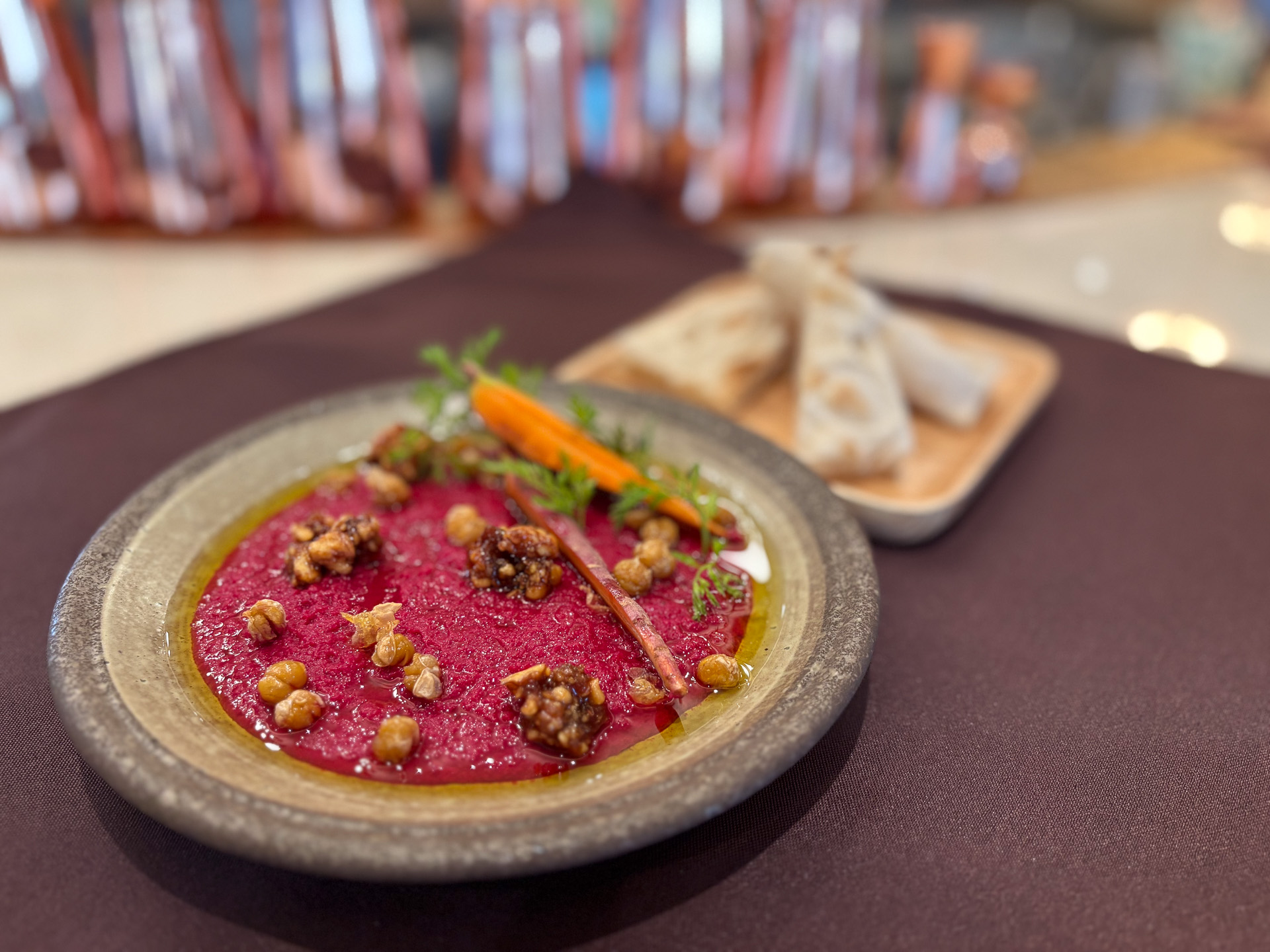 白ワインと相性抜群！　ビーツ＆カリフラワー 鮮やかな色の自家製フムス キャラメリゼナッツ（14ドル）