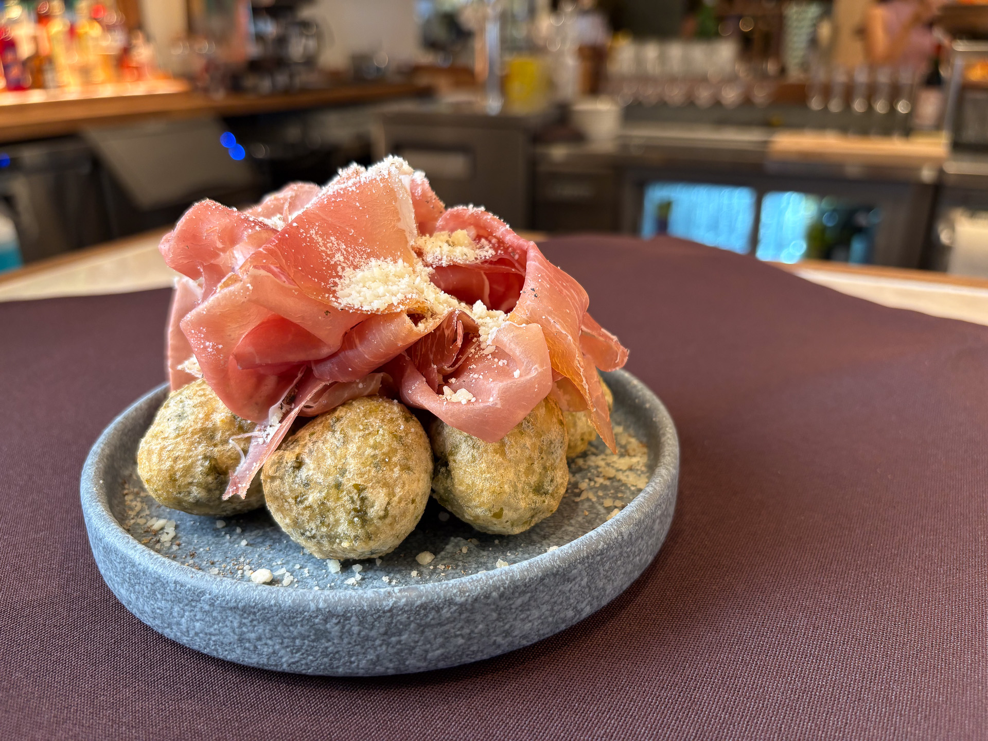 ユニークな盛り付けの山盛りプロシュート。ナポリ名物海苔のゼッポリーニとともに（16ドル）