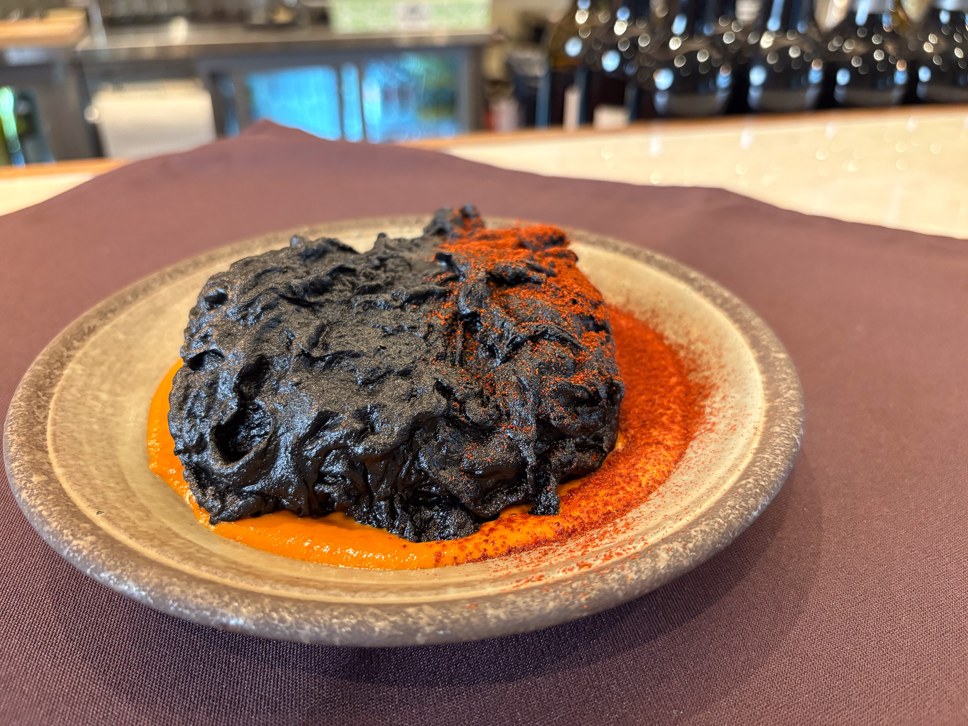 ローカルジャンボマッシュルーム イタリアンソーセージ詰め 真っ黒フリット ピリ辛アラビアータソース（17ドル）