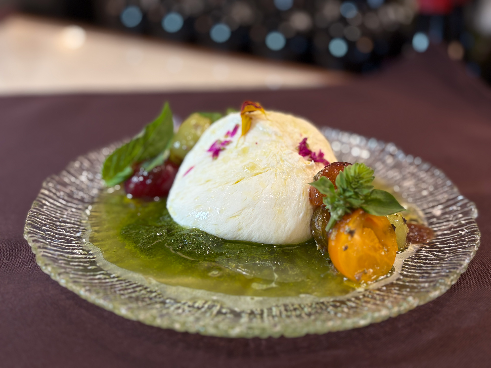 クリーミーブッラータ 甘み豊かなチェリートマトとマスカット タプナード バジル（26ドル）