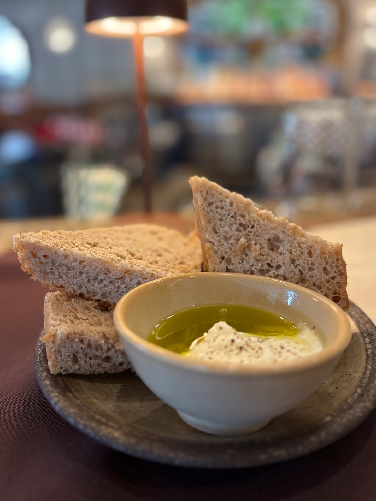 全粒粉のフォカッチャに自家製リコッタチーズを添えて（11ドル）