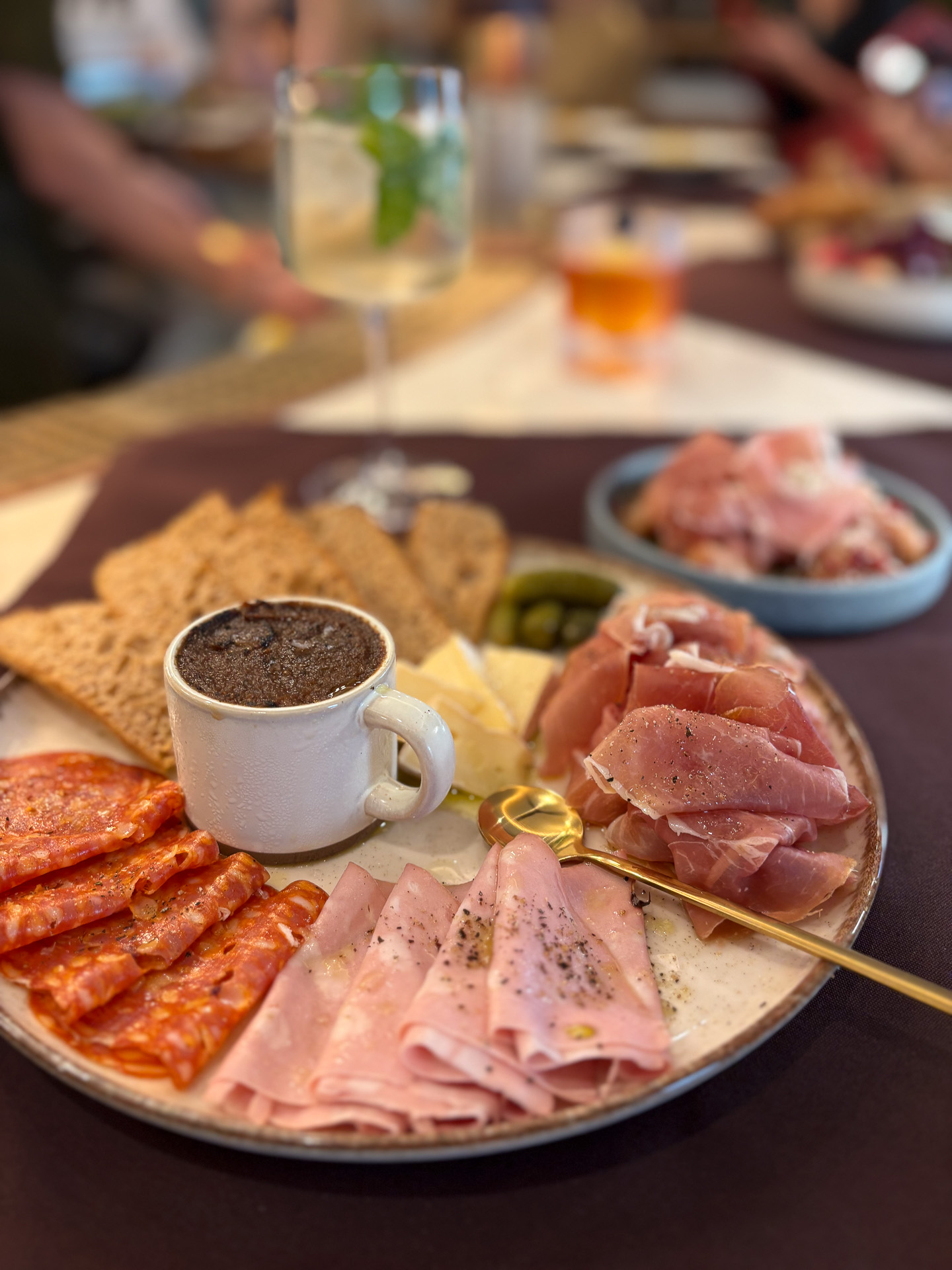 生ハム 自家製チキンレバームース チーズの盛り合わせ（32ドル）