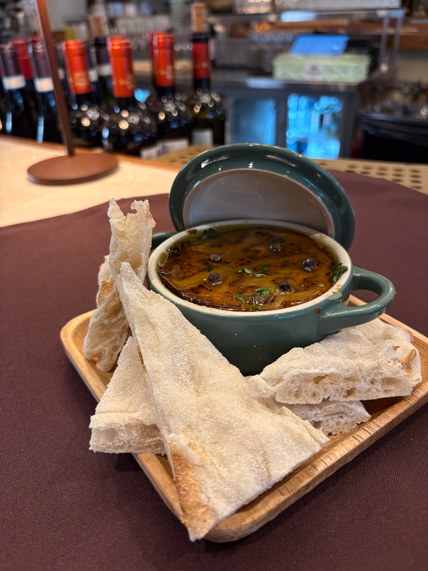 ムサカ ナスとポテトのギリシャ風グラタンクリーミーミートソース ピンサを添えて（16ドル）