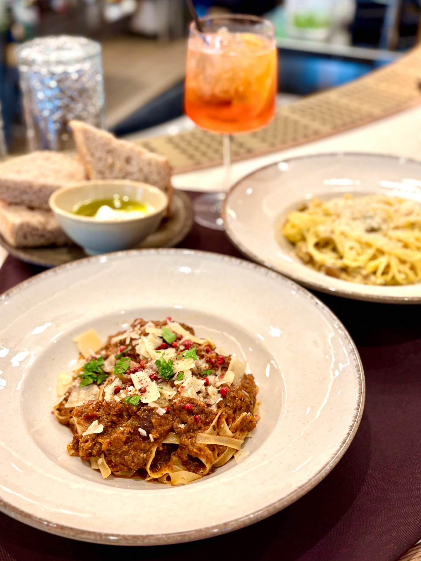 じっくり煮込んだ自家製ボロネーゼ（28ドル）と自家製パンチェッタのせカルボナーラ（28ドル）＋黒トリュフ追加（8ドル）