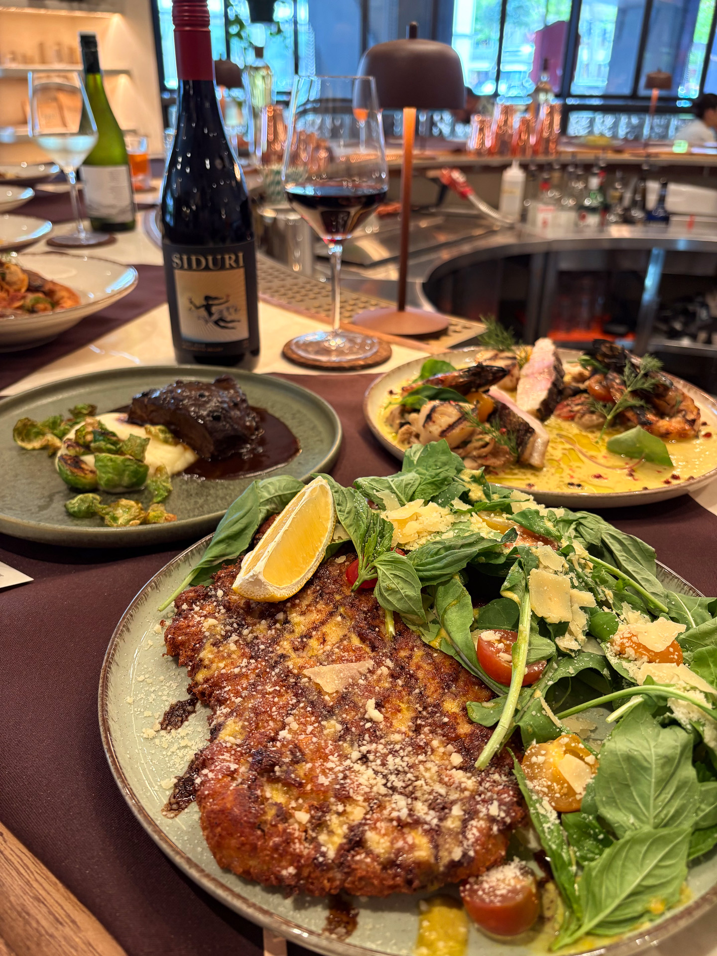 ミラノ風ポークカツレツ ハーブサラダ 自家製カツ バルサミコソース（39ドル）