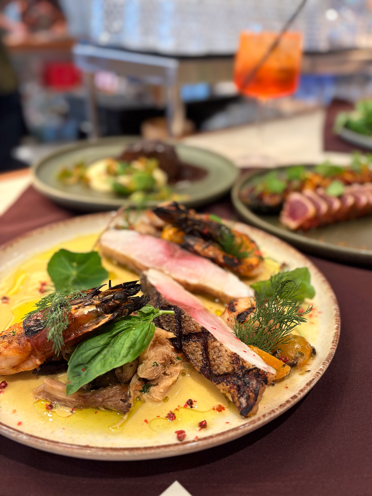 魚介のグリル/カンパチ カウアイシュリンプ 帆立の盛り合わせ サフランのオリーブソース（48ドル）