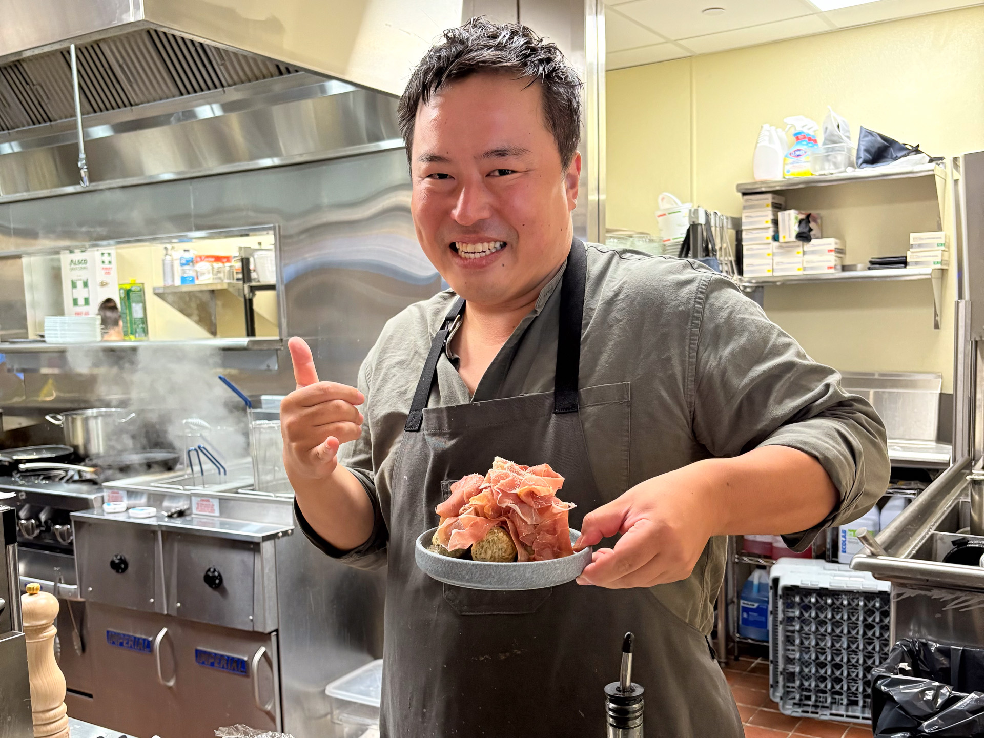 あふれる才能をフルに使って料理を作るエグゼクティブシェフの玉野雄太氏