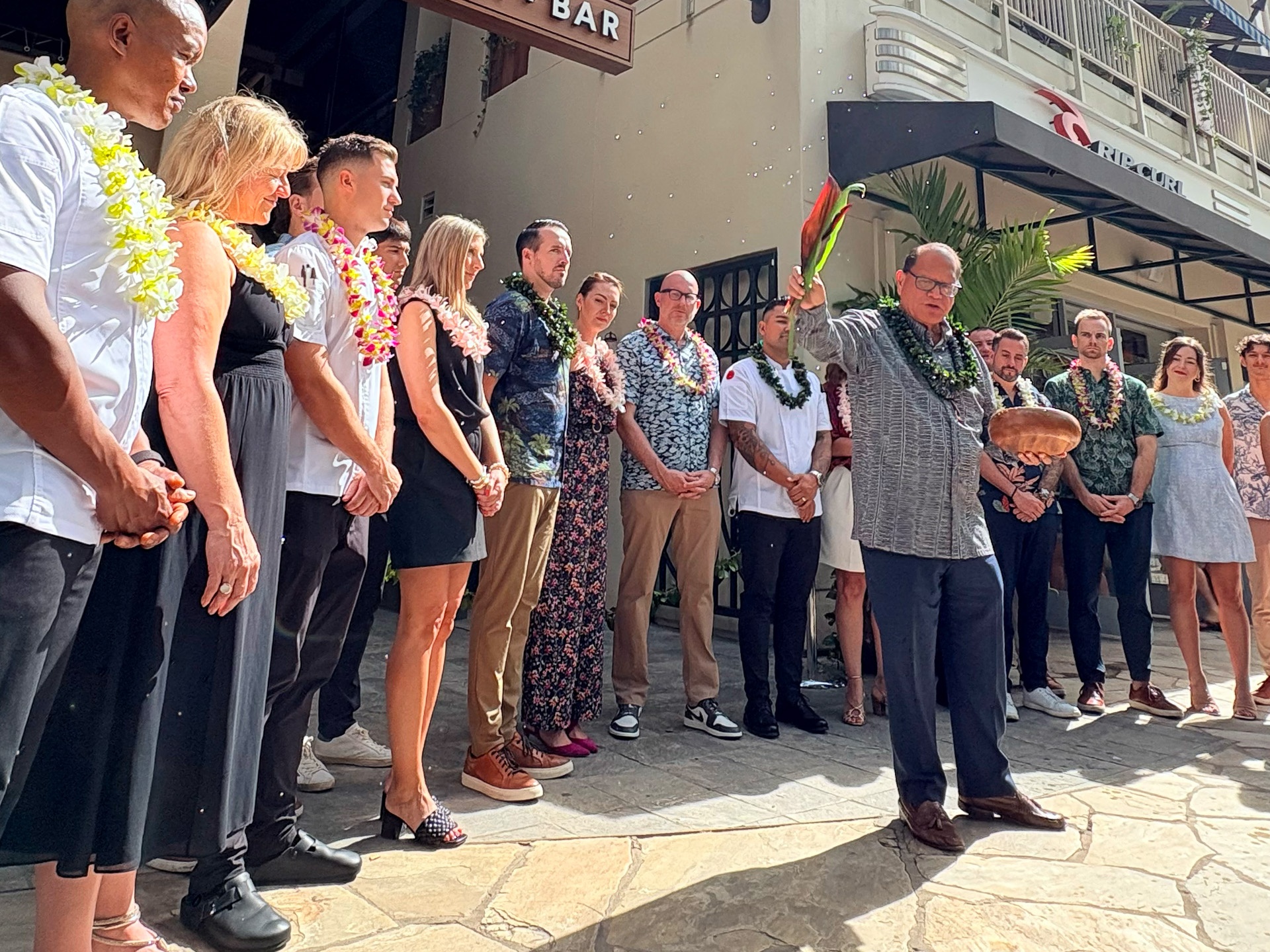 ワイキキのメインストリートであるカラカウア通り沿いにオープン。当日はハワイ式のブレッシングが行なわれた