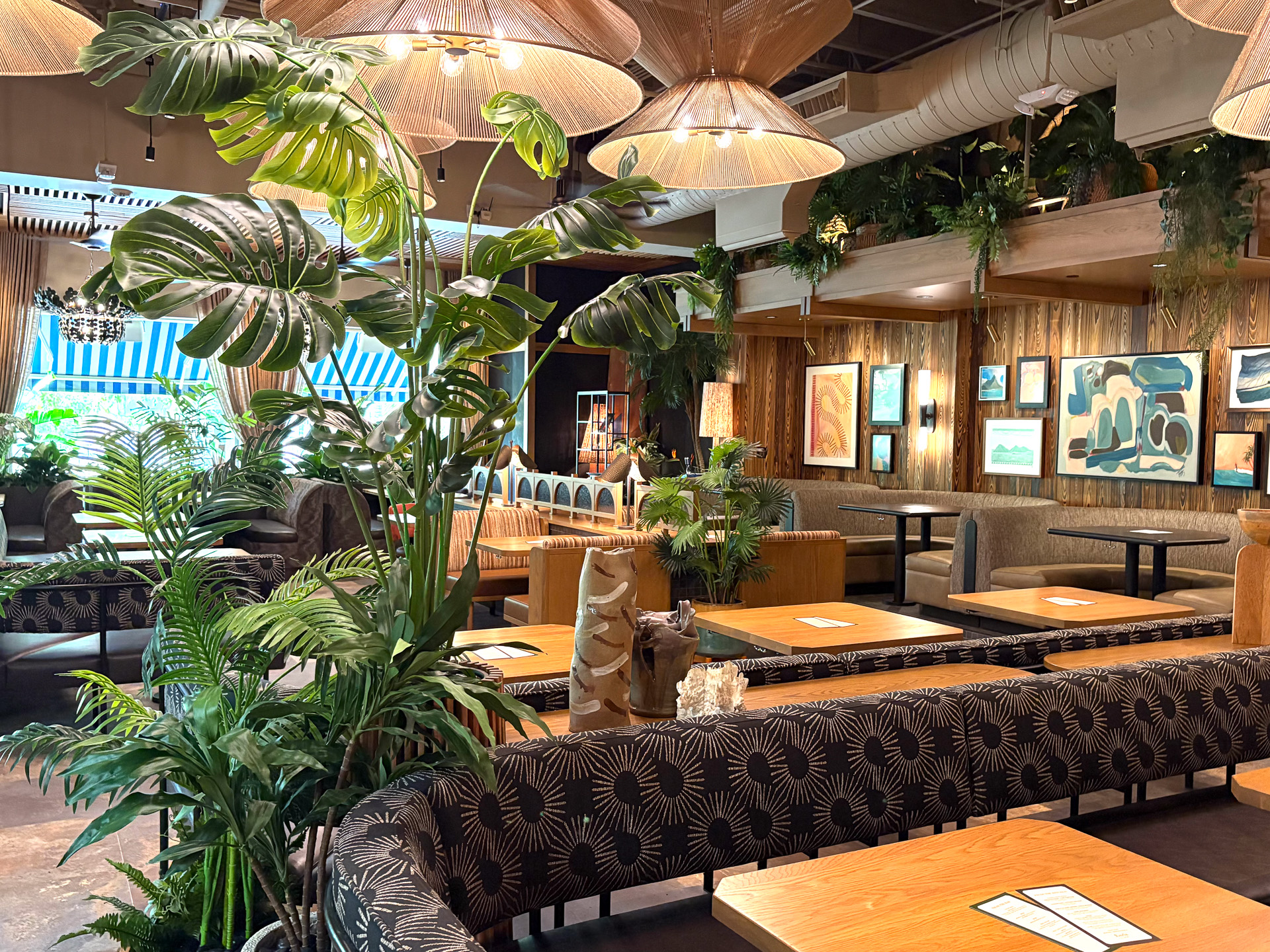 緑をふんだんに使ったダイニングエリア