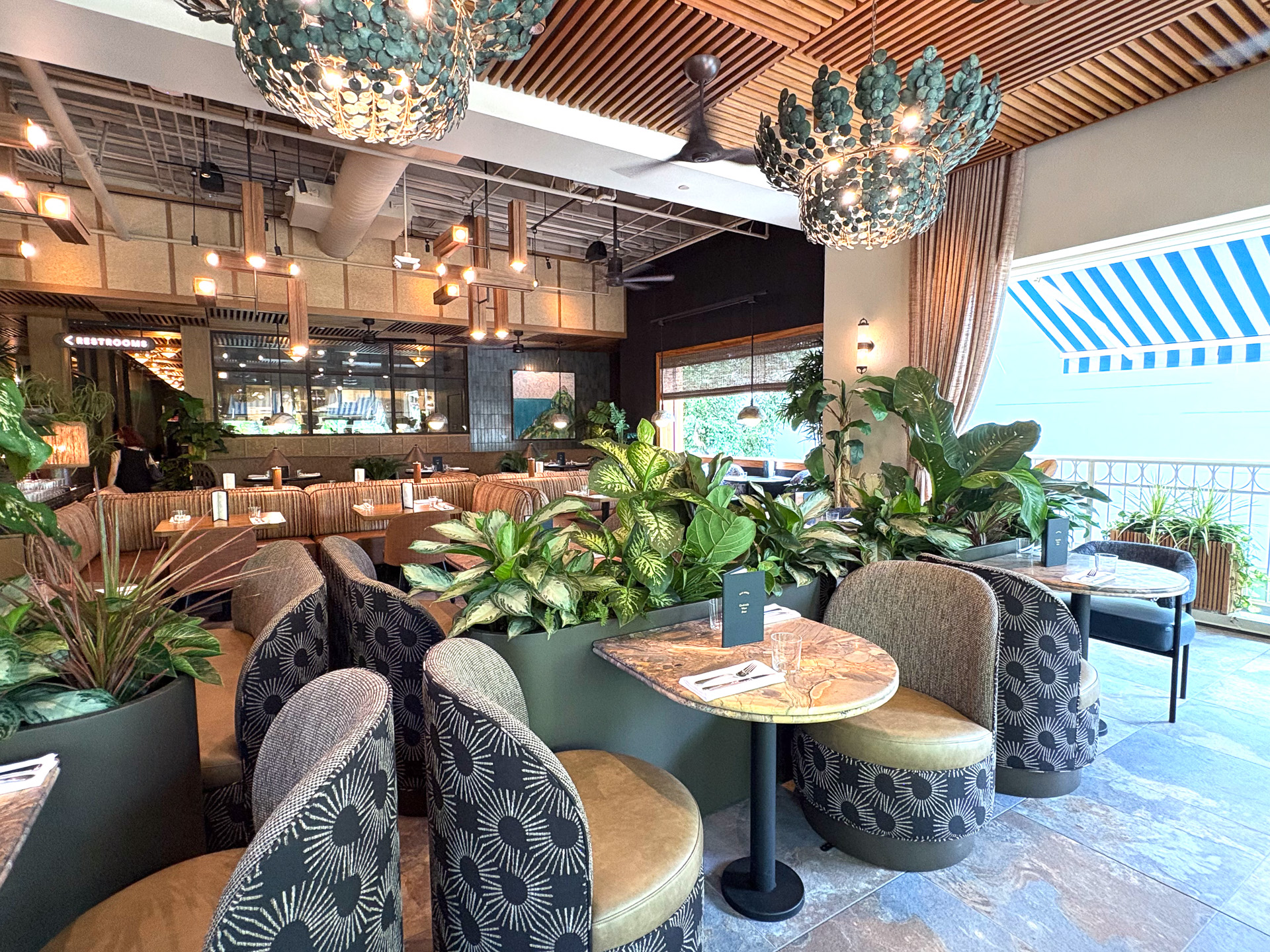 外からの風が心地よく入ってくる開放的な空間