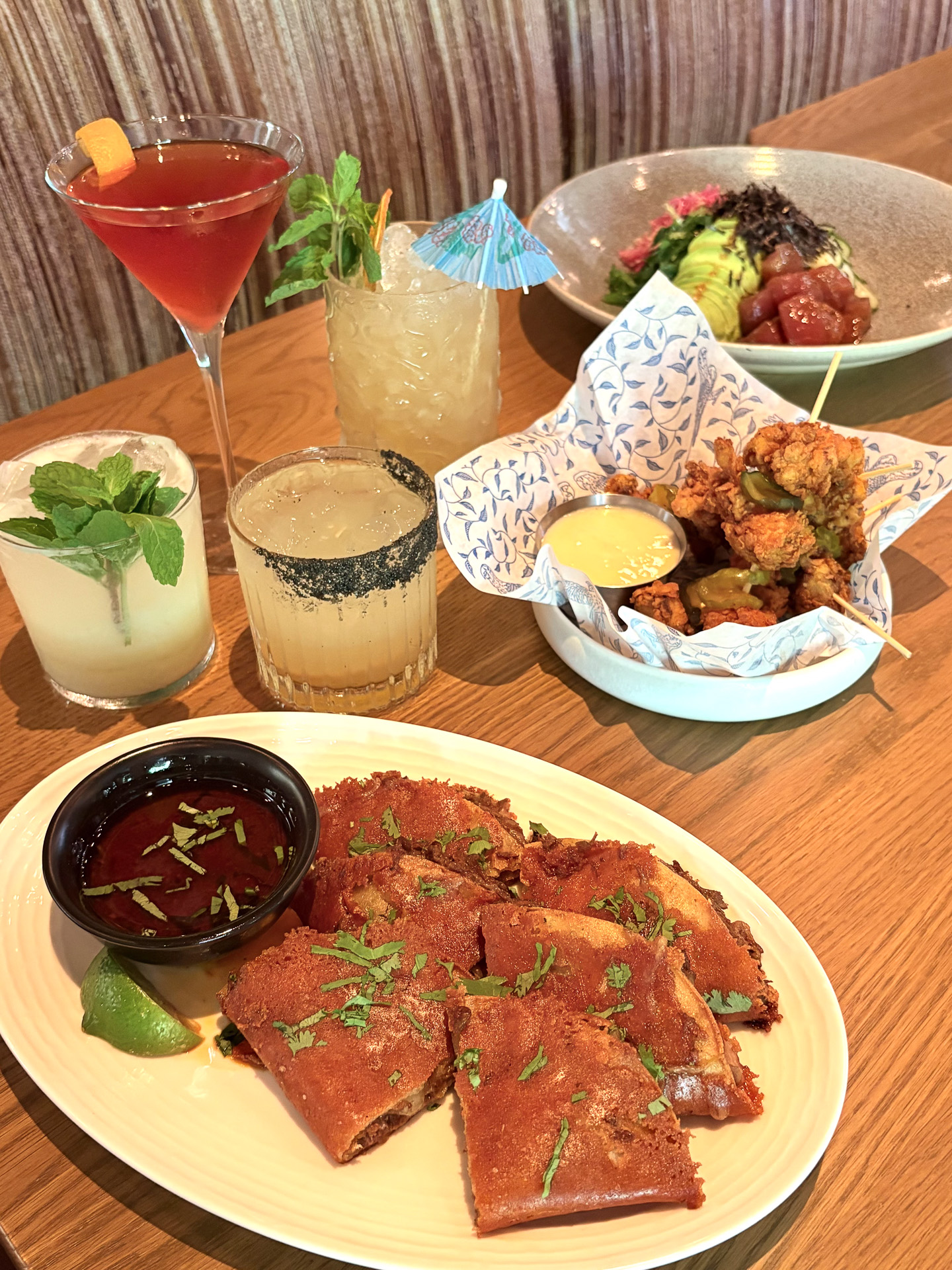 クリスピービリアタコス（21.75）、アールズ特製チキンテンダー（18.75ドル）やカクテル各種