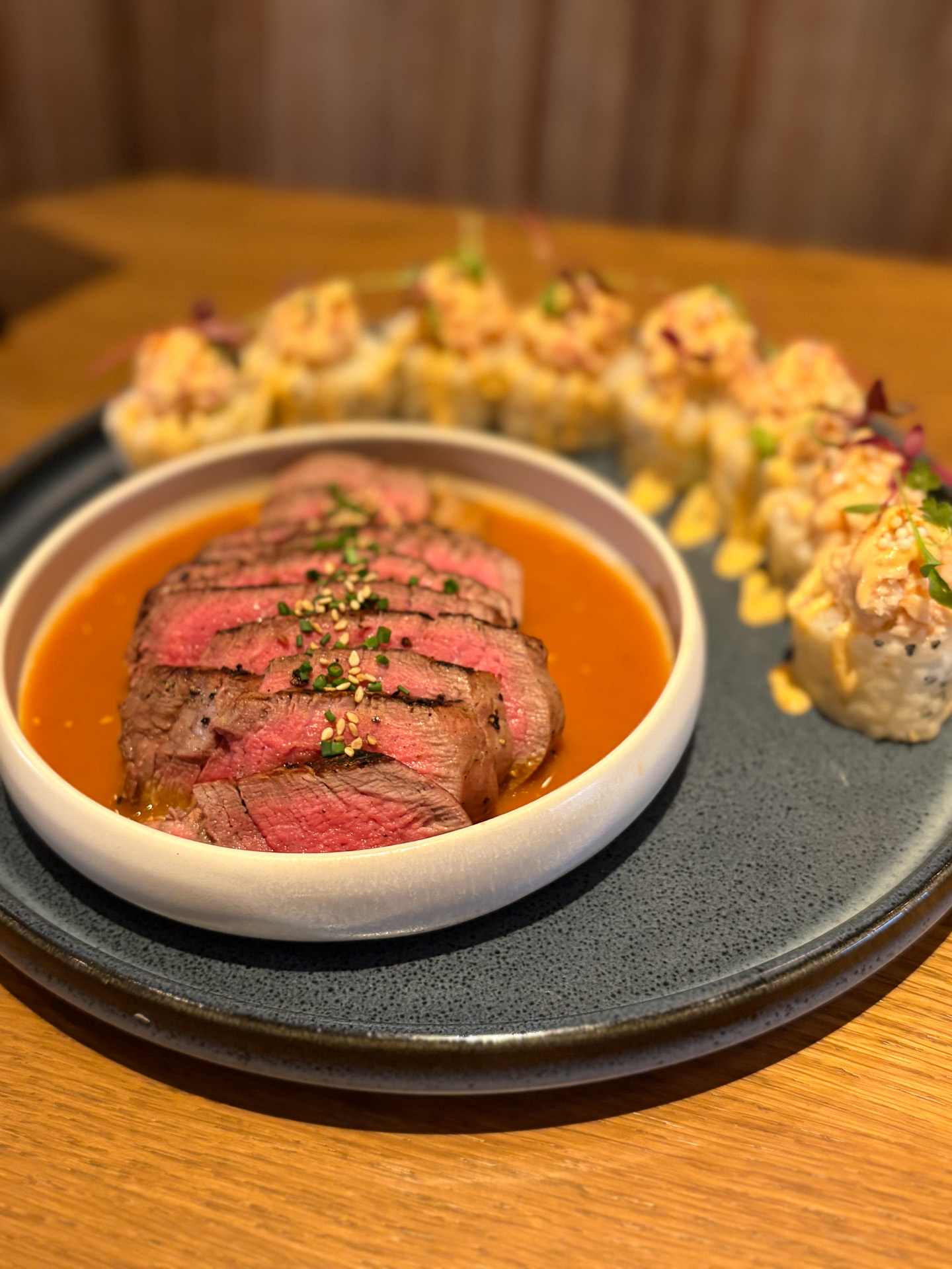 ステーキと寿司のセット（38.50ドル）などアメリカ人らしいアイデアを味わうことができる