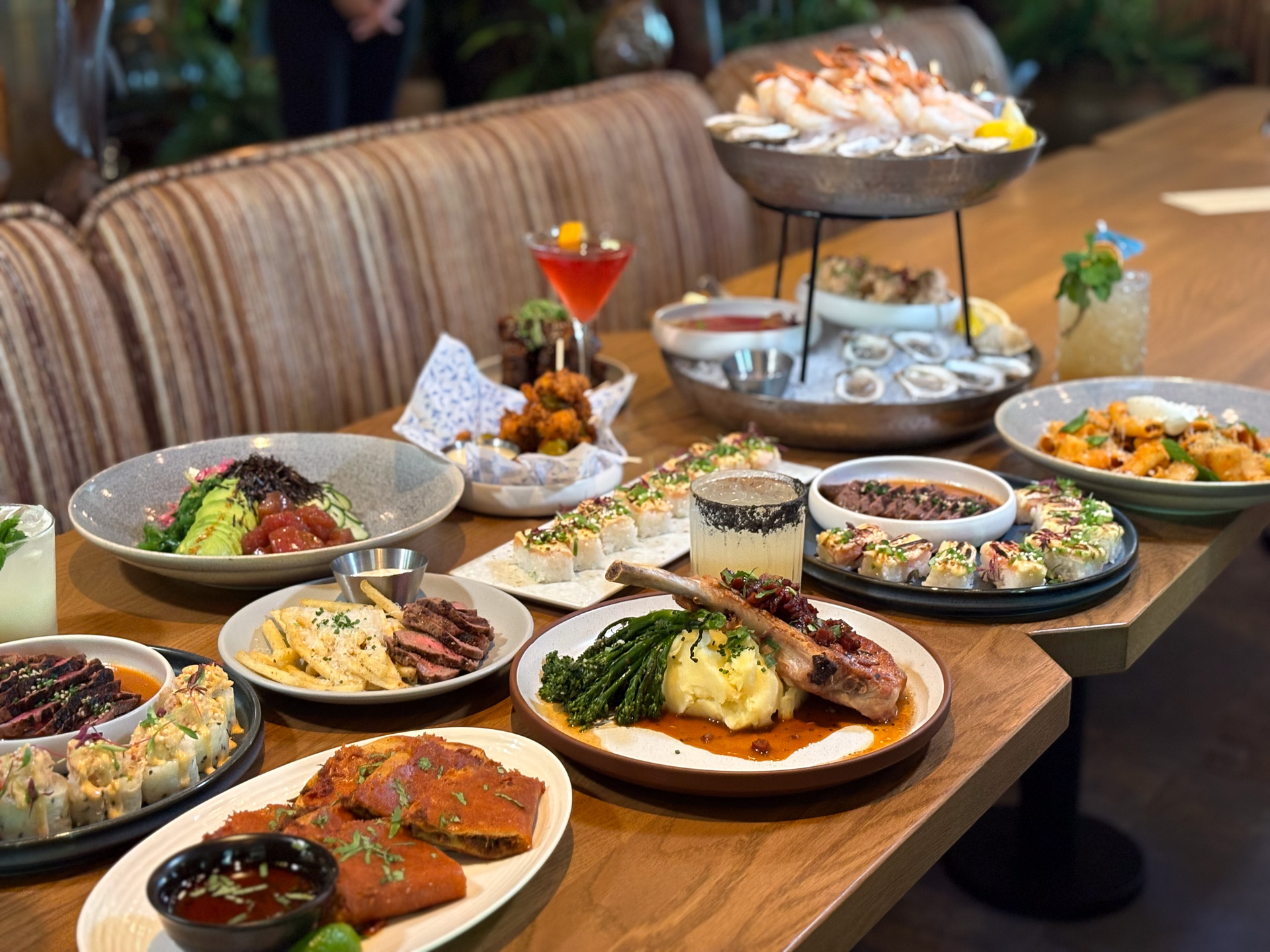 トマホークポークチョップ（46.75ドル）から寿司、パスタ、シーフードタワーなど多国籍料理が揃う