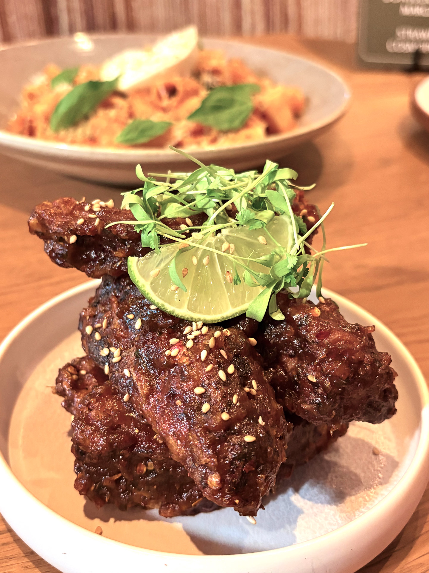 甘辛コチュジャンソースが効いたスティッキーコリアンリブ（23.75ドル）