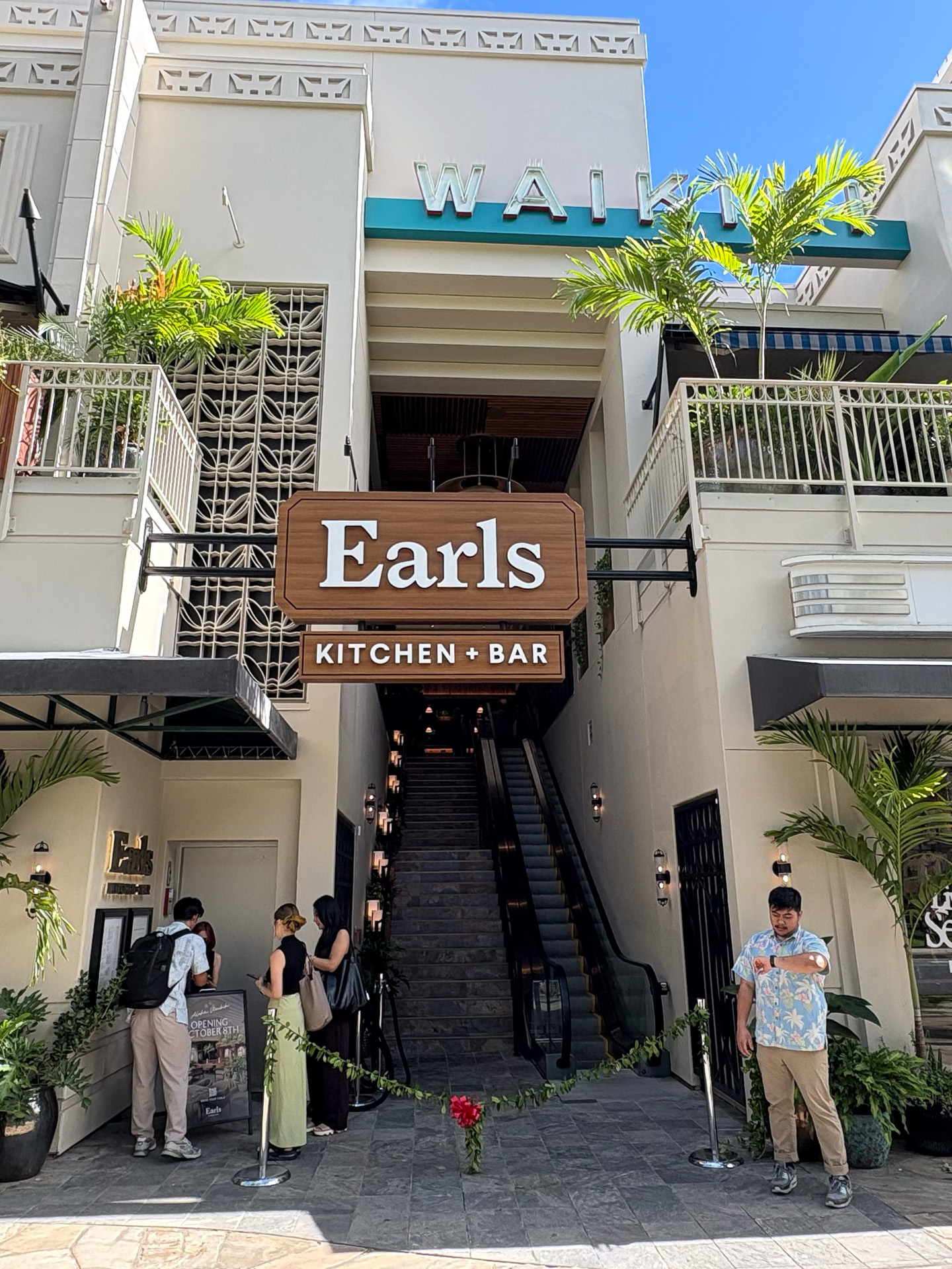 2階に上がると両サイドにアールズワールドが広がる