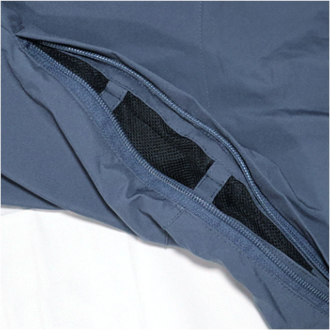 脇下には排熱用のエアダクトが