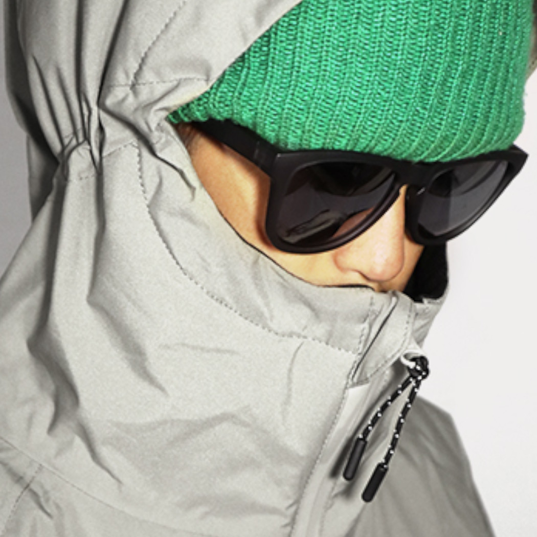 ファスナーはチンガード付き