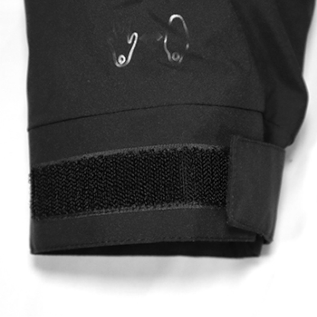 袖のアジャスターはマジックテープで調整できる