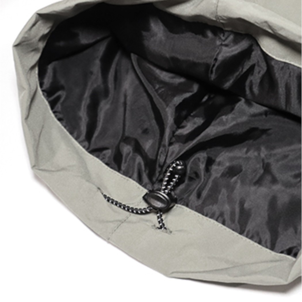 裾の絞りはドローコードで最適な位置に