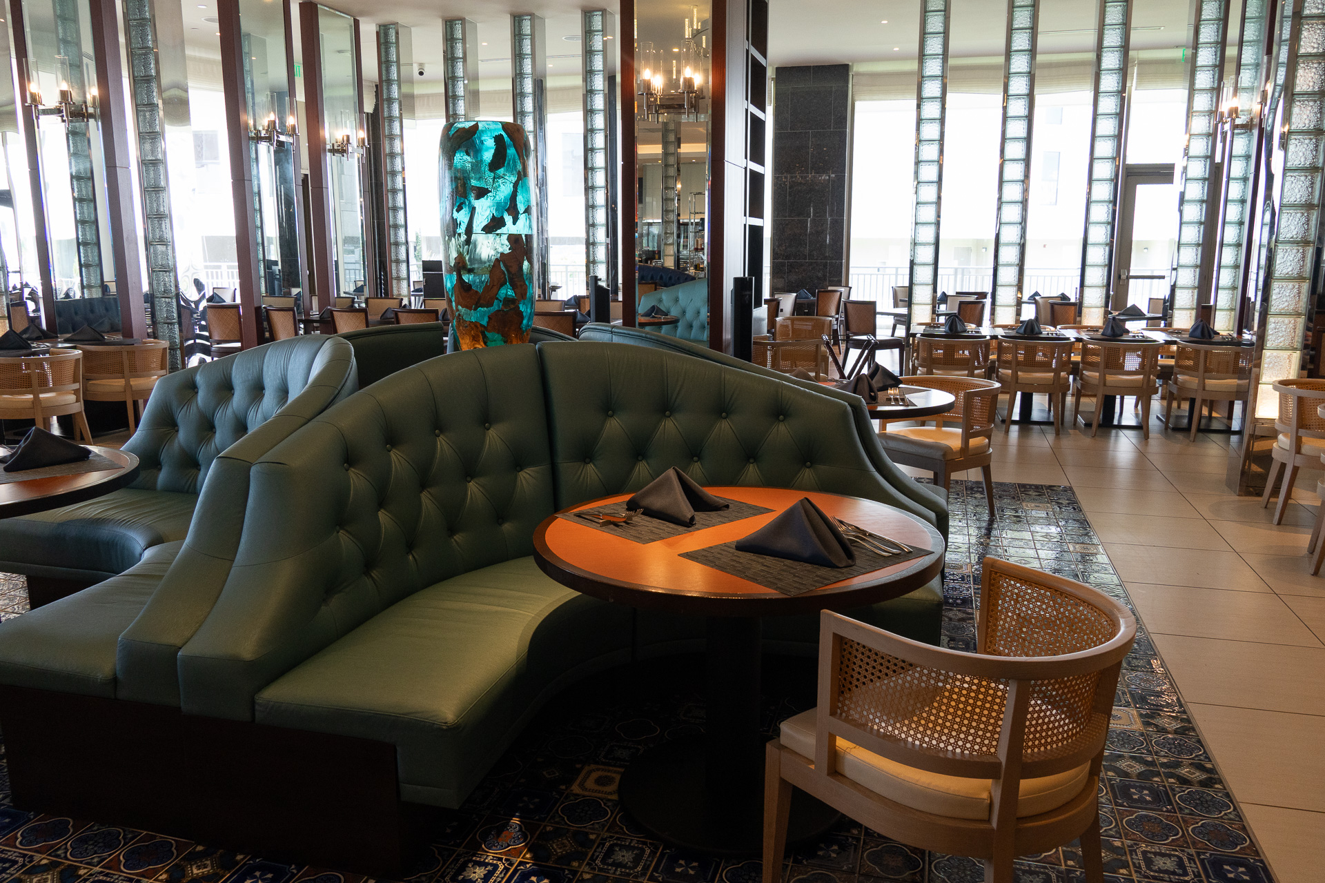 席間がゆったりしているビュッフェレストランの「カサ オセアノ」