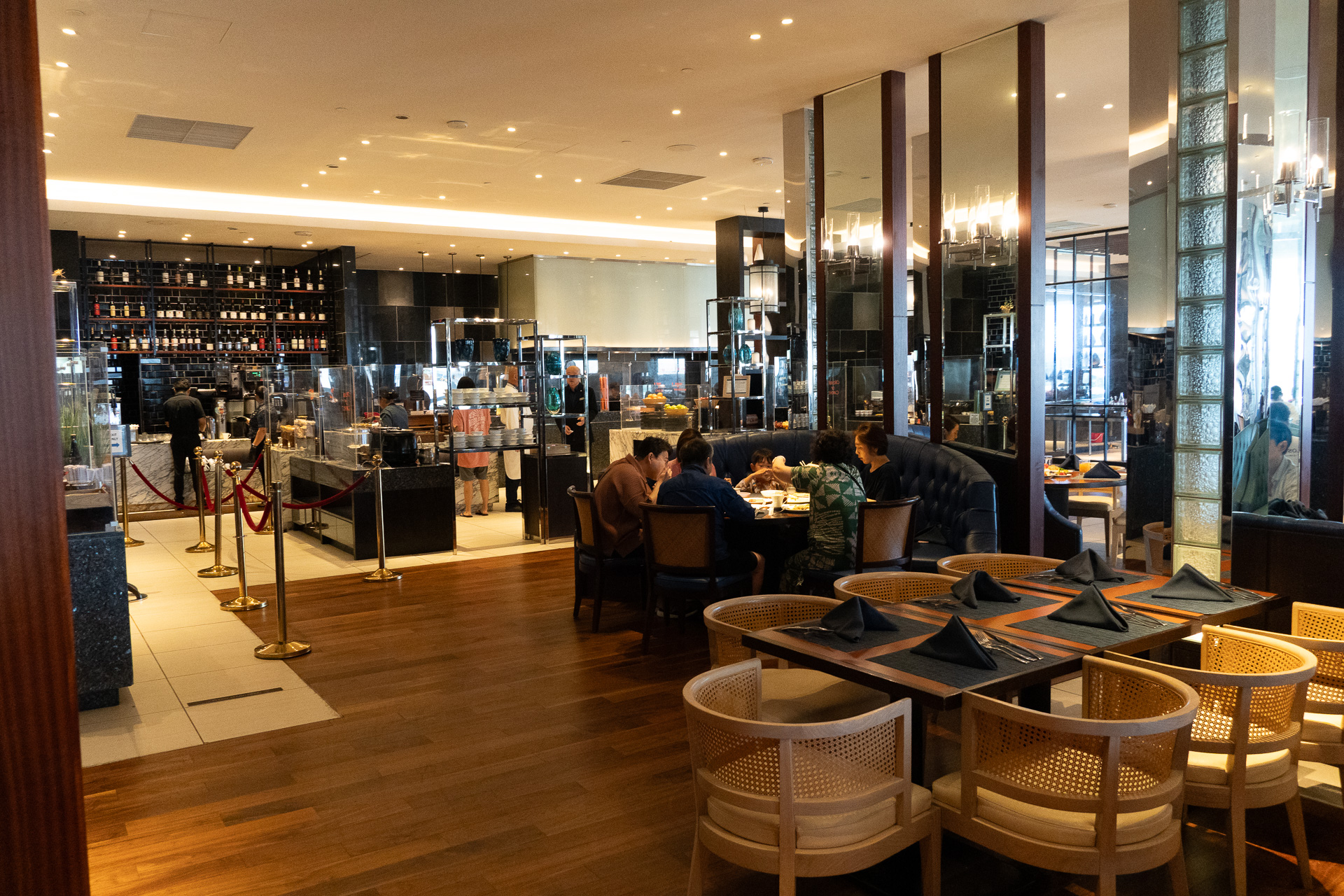 席間がゆったりしているビュッフェレストランの「カサ オセアノ」