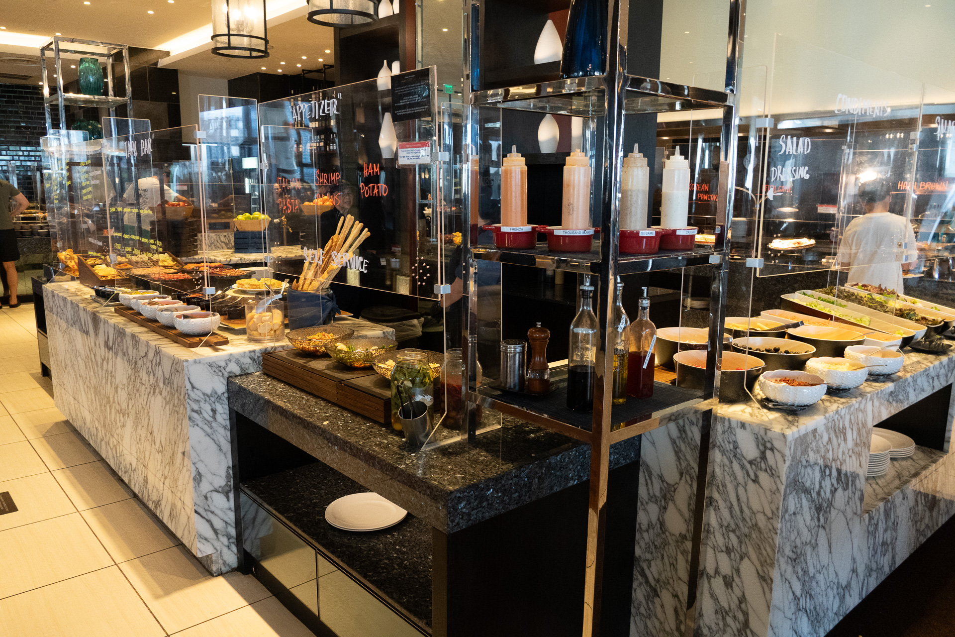 展開数の多いビュッフェ台で迷ってしまうのが逆にうれしい