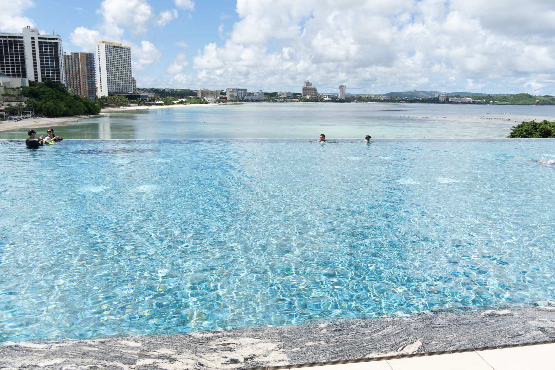 インフィニティプールやキッズプールを備える