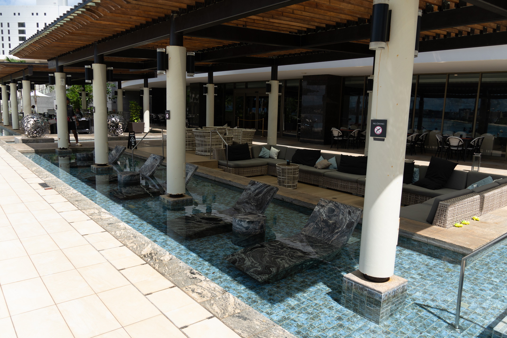 インフィニティプールやキッズプールを備える