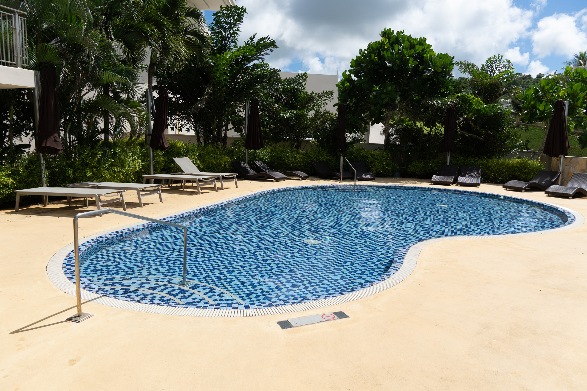 インフィニティプールやキッズプールを備える