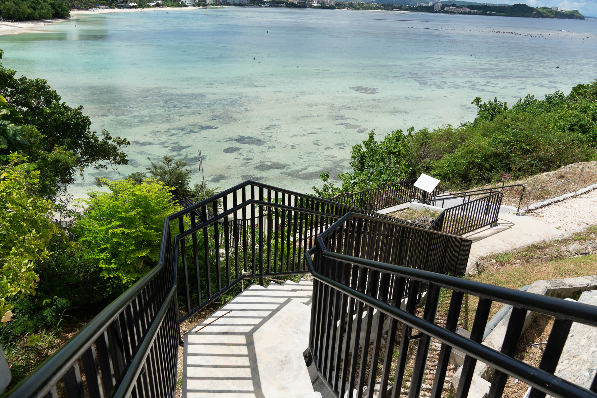 ビーチへのアクセスも準備が進んでいる