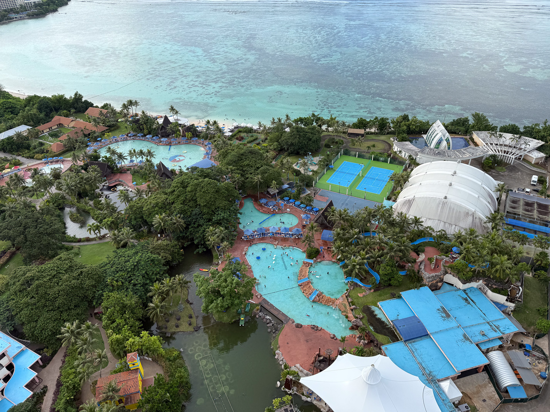 客室からウォーターパーク全景を臨む