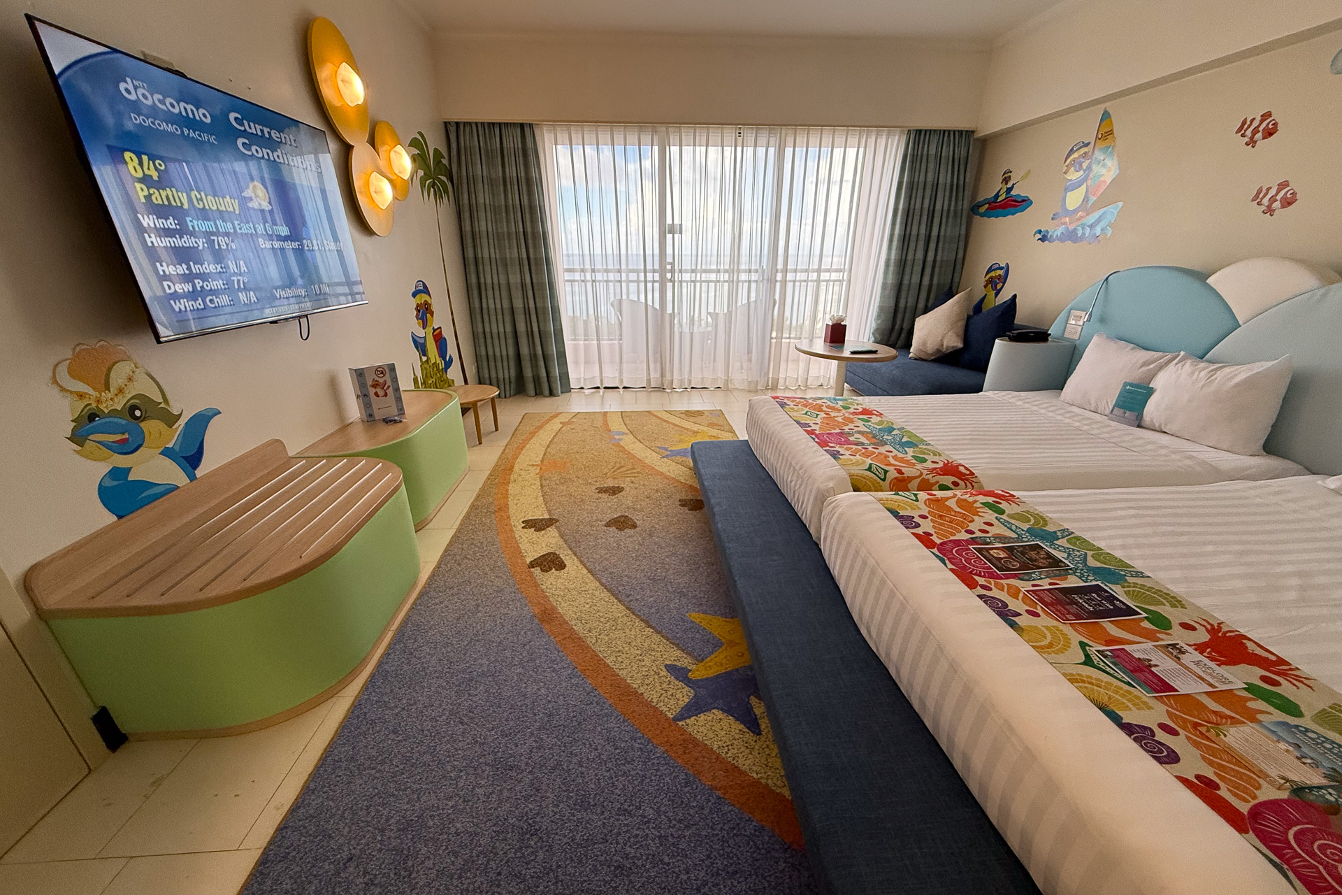 PICグアム公式キャラクター・シッキーによる「シッキールーム」。赤ちゃんのために土足厳禁のカーペット敷きになっていたり、ハリウッドツインのベッドの高さを抑えていたりと、子供への配慮が光る