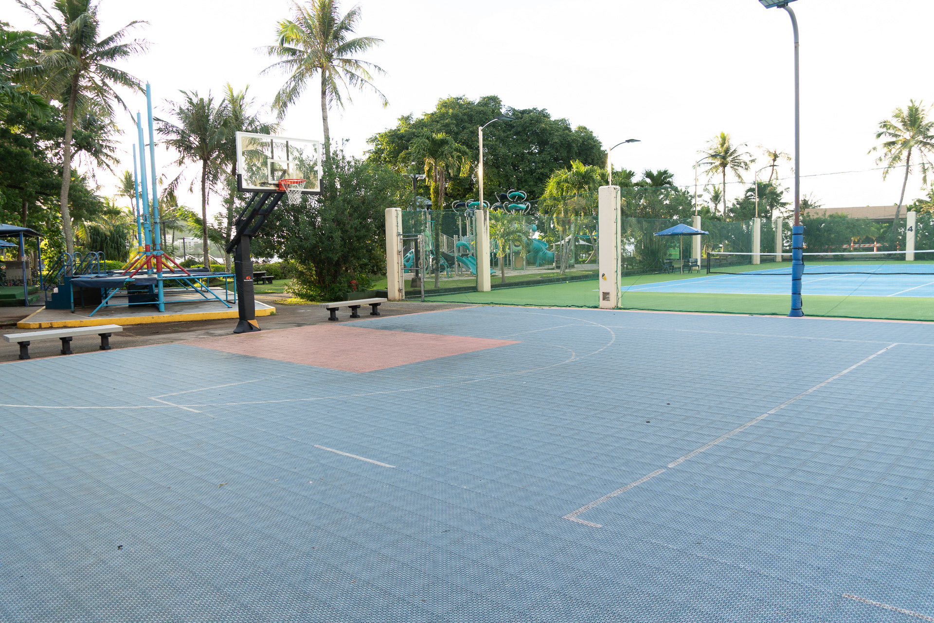 敷地内には球技コートもある