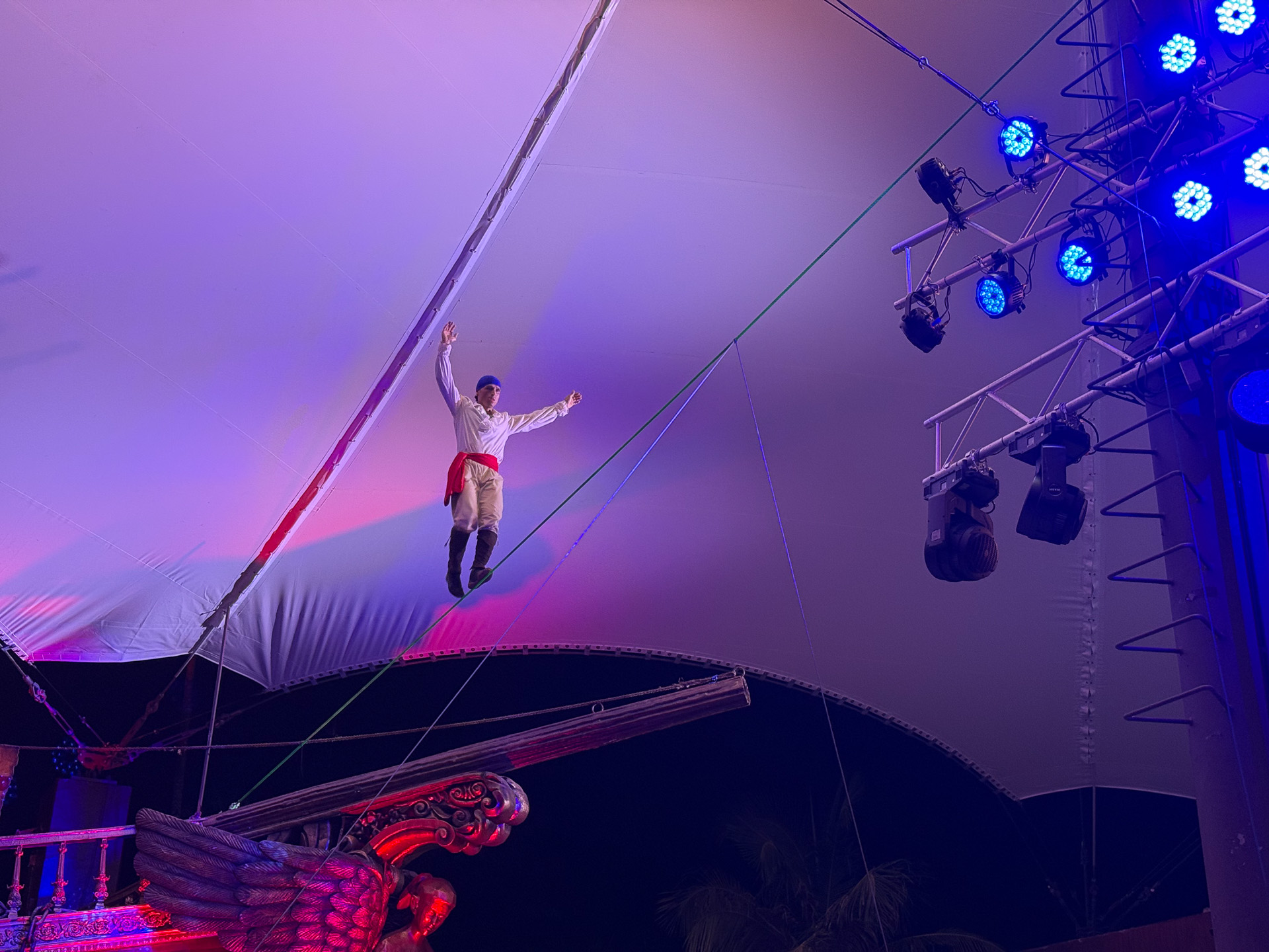 クライマックスはなんと客席の頭上で剣戟を繰り広げる