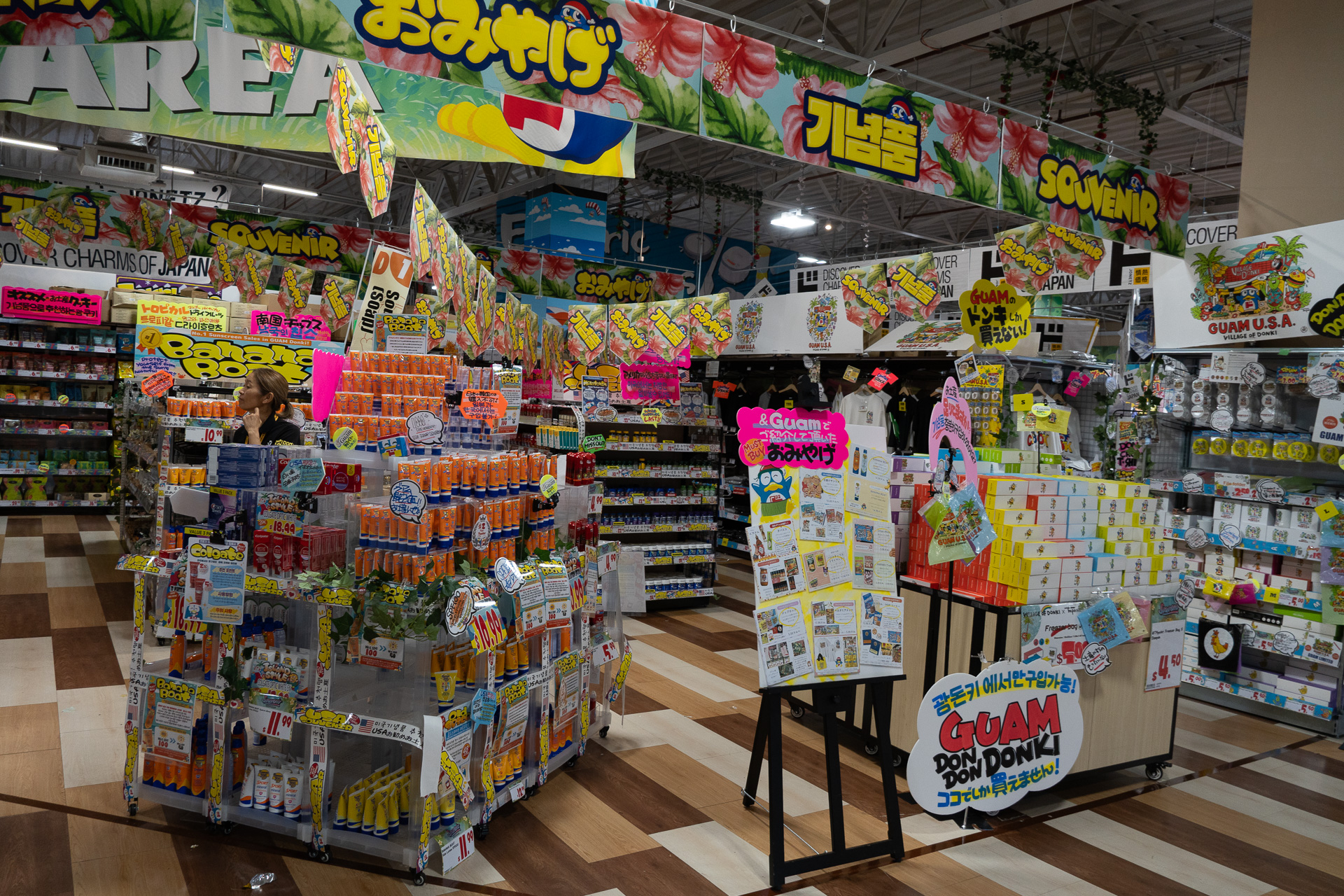 日本の店舗より天井が高いことを除けば、これぞドンキの店内