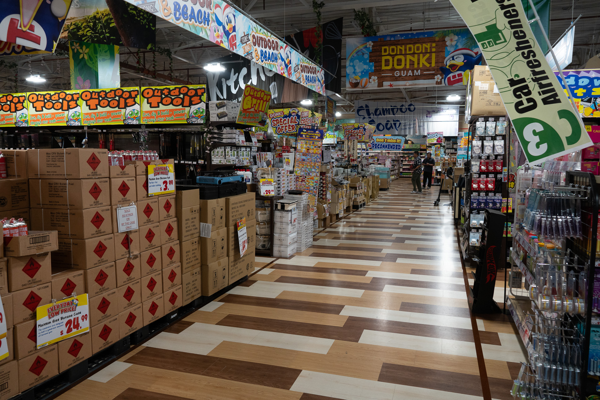 日本の店舗より天井が高いことを除けば、これぞドンキの店内