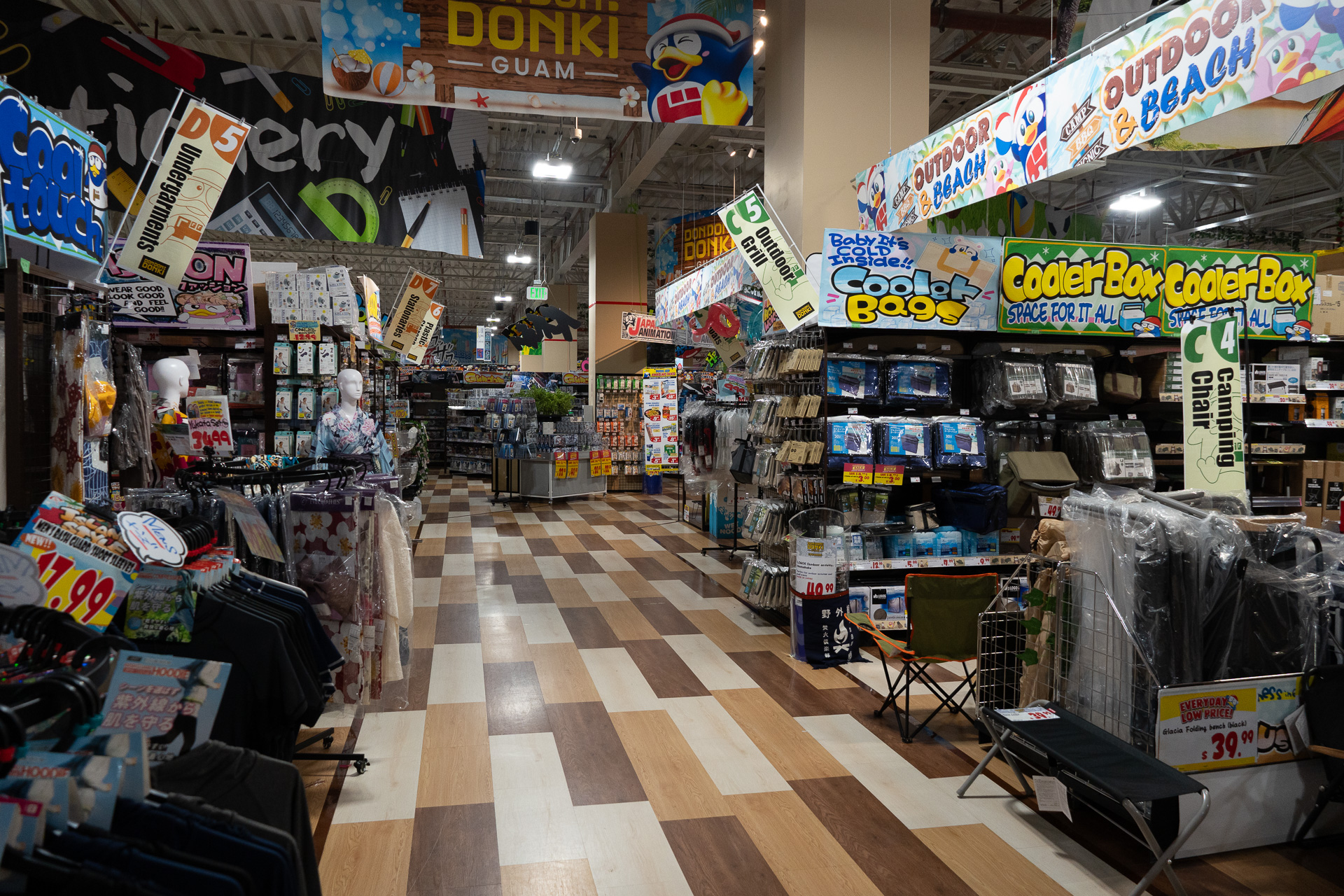 日本の店舗より天井が高いことを除けば、これぞドンキの店内